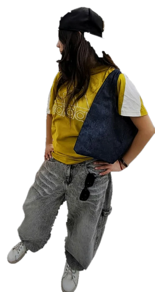 Modelo con remera Adidas amarilla, jean baggy gris y gorra negra