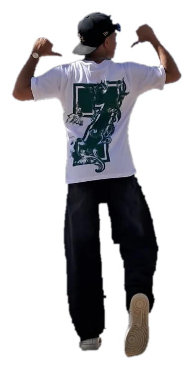 Modelo de espaldas con la remera blanca del 7 verde y jean negro